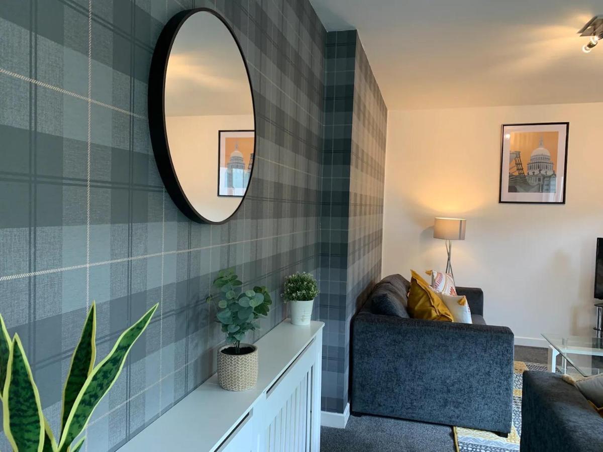 Modern 2 Bedroom Flat With Free Parking In Cambuslang, Glasgow Kültér fotó